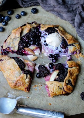 Sliced fruit galette with ice cream